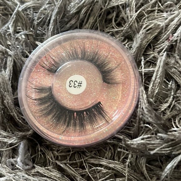 Lashes - Picture 7 of 10